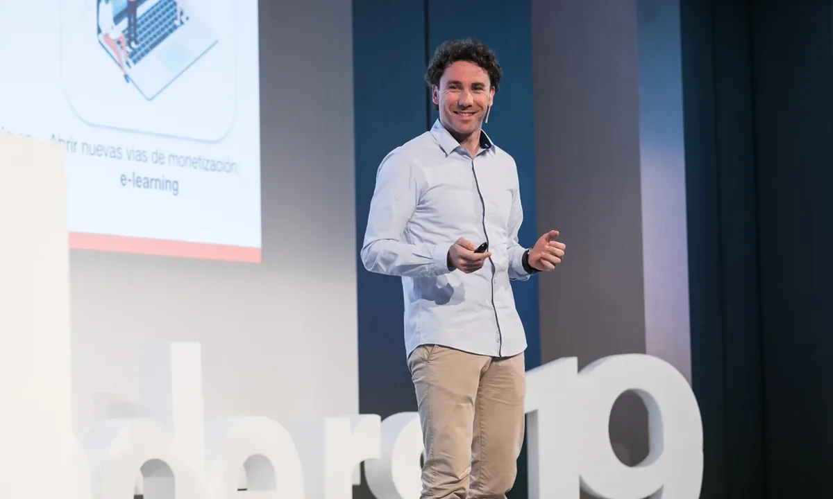 Isaac López en el escenario del Founders19, dando una ponencia
